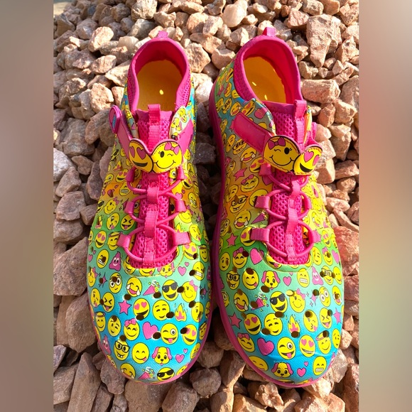 Stride Rite Other - Stride Rites phibian sneakers Sanfals